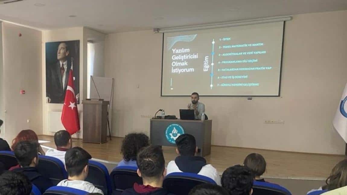 Öğrencilerimizin mesleki ve kişisel gelişimlerini desteklemek amacıyla Oksijen Yazılım ve Medya firması iş ortağı Efkan DEMİRÖZ tarafından “Yazılım Teknolojileri, Girişimcilik ve İnovasyon” seminer düzenlenmiştir.